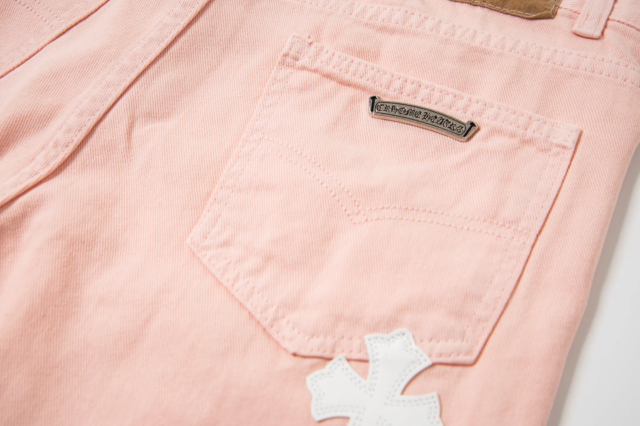 P270 💰 (Top version) Chrome hearts | CH Chrome hearts limited edition cherry blossom pink leather jeans for girls. Charming dopamine personality jeans. Indispensable for fashionistas. The same style for celebrities. A model touted by many bloggers. This new pair of pants is perfect both in shape and upper body. It is no exaggeration to say that making a pair of jeans is equivalent to making 20 pieces of short-sleeves. The fabric is made of high-quality imported denim. It has a unique high-end texture. I am very satisfied with it after washing and proofing several times. Color: Sakura pink Size: 28-30-32-34 (corresponds to S-M-L-XL)